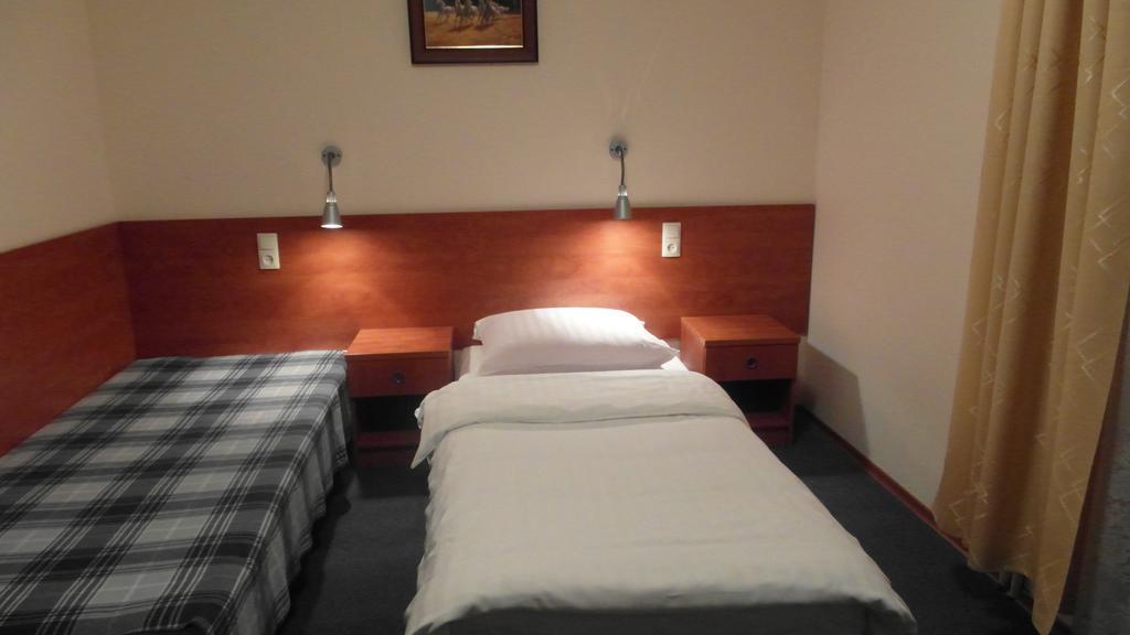 Hotel Julianow Varşova Oda fotoğraf
