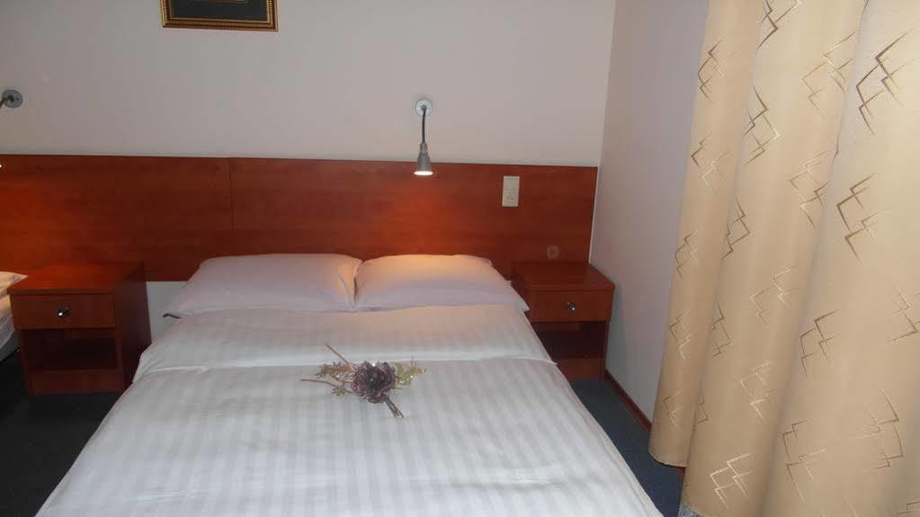 Hotel Julianow Varşova Dış mekan fotoğraf